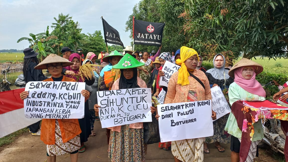 Para perempuan Desa Mekarsari, Indramayu, merayakan HUT Kemerdekaan RI di dekat PLTU Indramayu. Foto: Indra Nugraha/ Mongabay Indonesia
