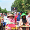 Perayaan HUT RI warga Mekarsari, Indramayu dengan membawa hasil panen dan tumpeng. Foto: Indra Nugraha/ Mongabay Indonesia