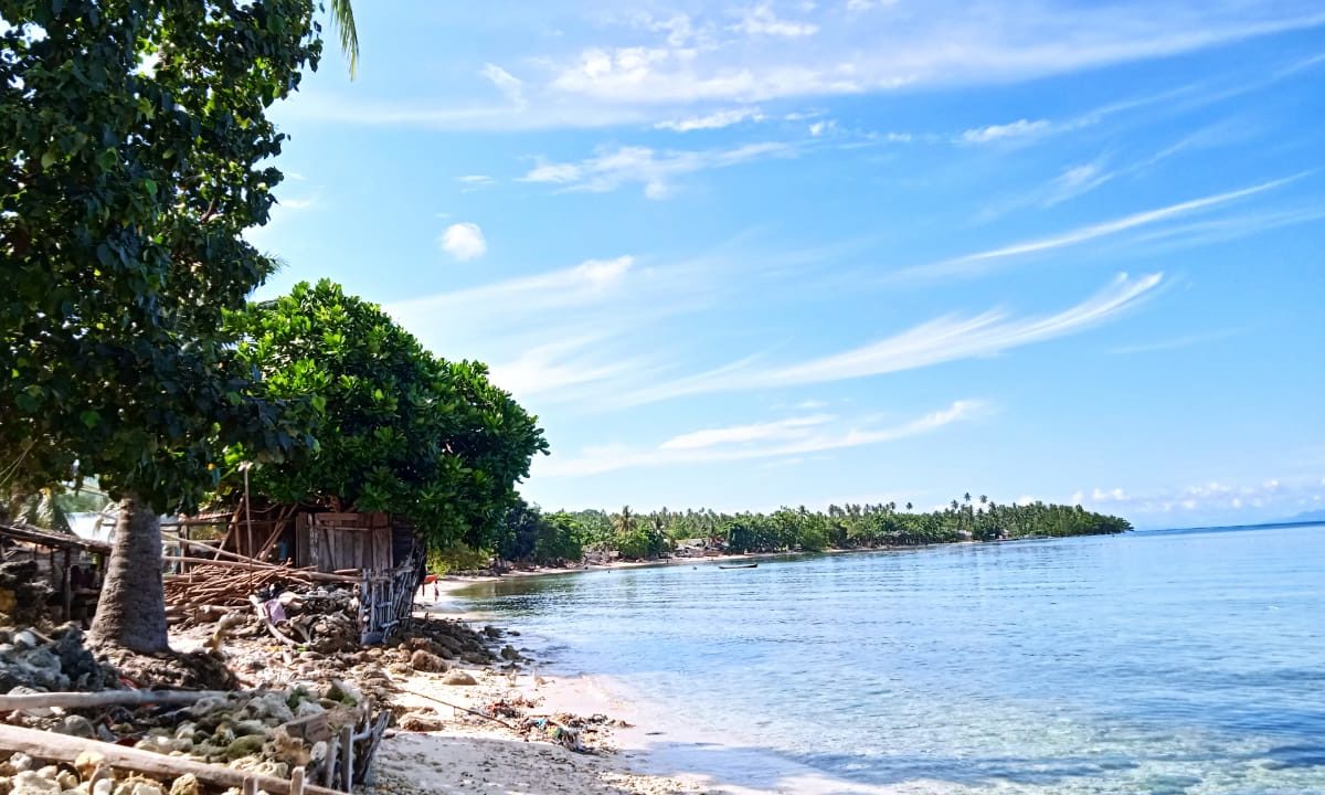 Pantai Desa Jiko. Pencarian utama warga dan berkebun dan bertani, dengan usaha sampingan atau sekadar penuhi protein dari perikanan. Foto: Mahmud Ichi/ Mongabay Indonesia
