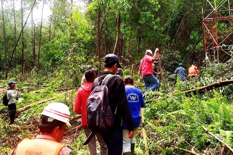 Proses pencarian Sehat, buruh perusahaan HTI yang kena terkam harimau. Foto: BBKSDA Riau
