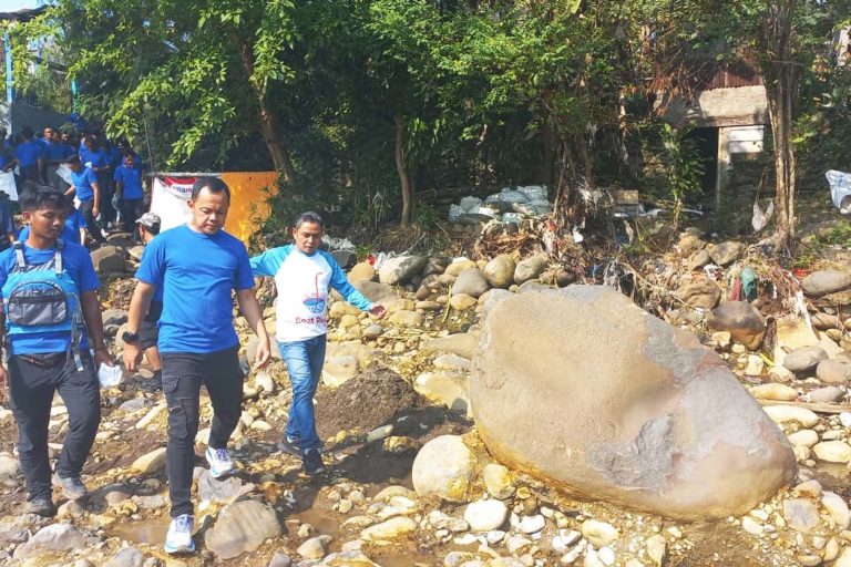 Wali Kota Bogor Bima Arya Sugiarto bersama Satgas Naturalisasi Sungai Ciliwung, memungut sampah d tepian Ciwung. Foto: Indra Nugraha/ Mongabay Indonessia