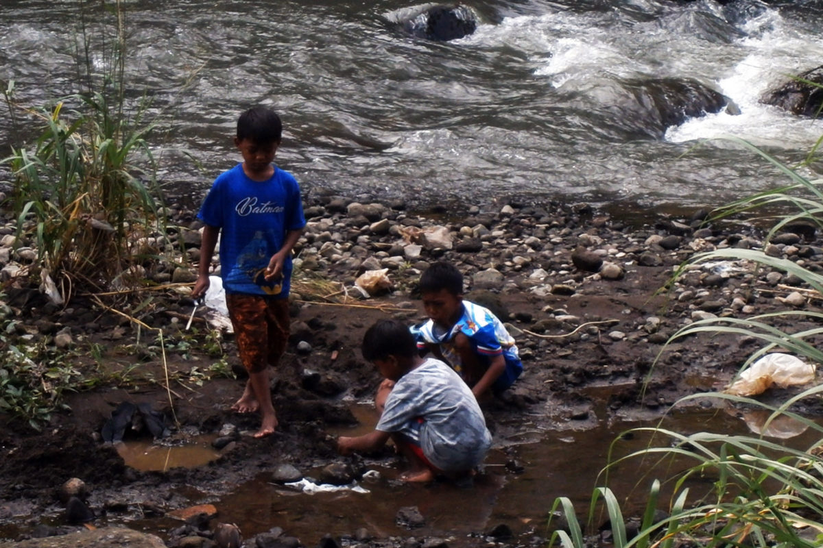 Generasi Iklim bersih-bersih sungai. Anak-anak ini tak sekadar bersih sungai juga belajar peduli lingkungan. Foto: Nuswantoro/ Mongabay Indonesia