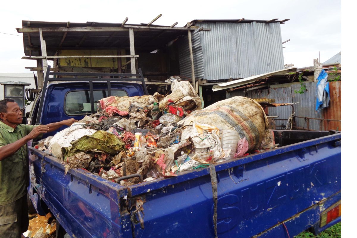 Sampah-sampai yang berhasil dikumpulkan Danori. Setelah terkumpul, sampah dipilah, kemudian dikirim ke pemesan sampai ke luar Papua. Foto: Agapitus Batbual/ Mongabay Indonesia