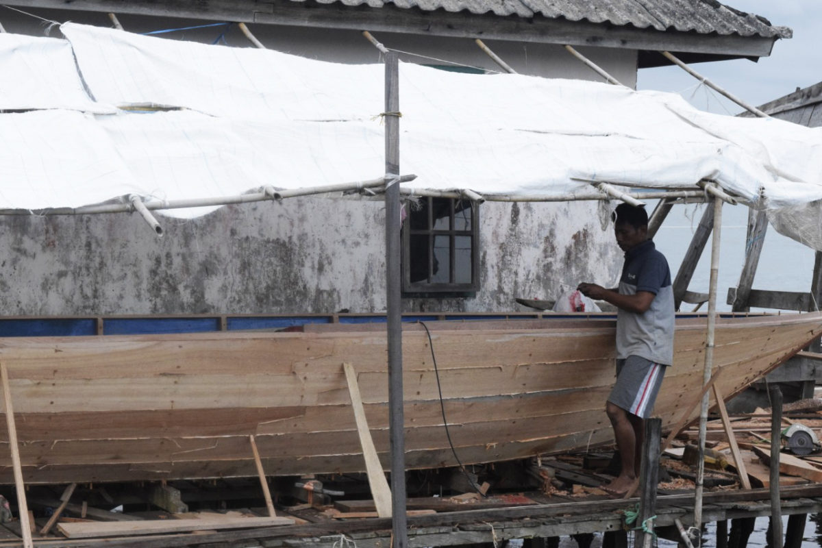 Perajin perahu. Petahu ini yang biasa digunakan bagi nelayan tradisional di Teluk Balikpapan. Foto: Richaldo Hariandja/ Mongabay Indonesia 