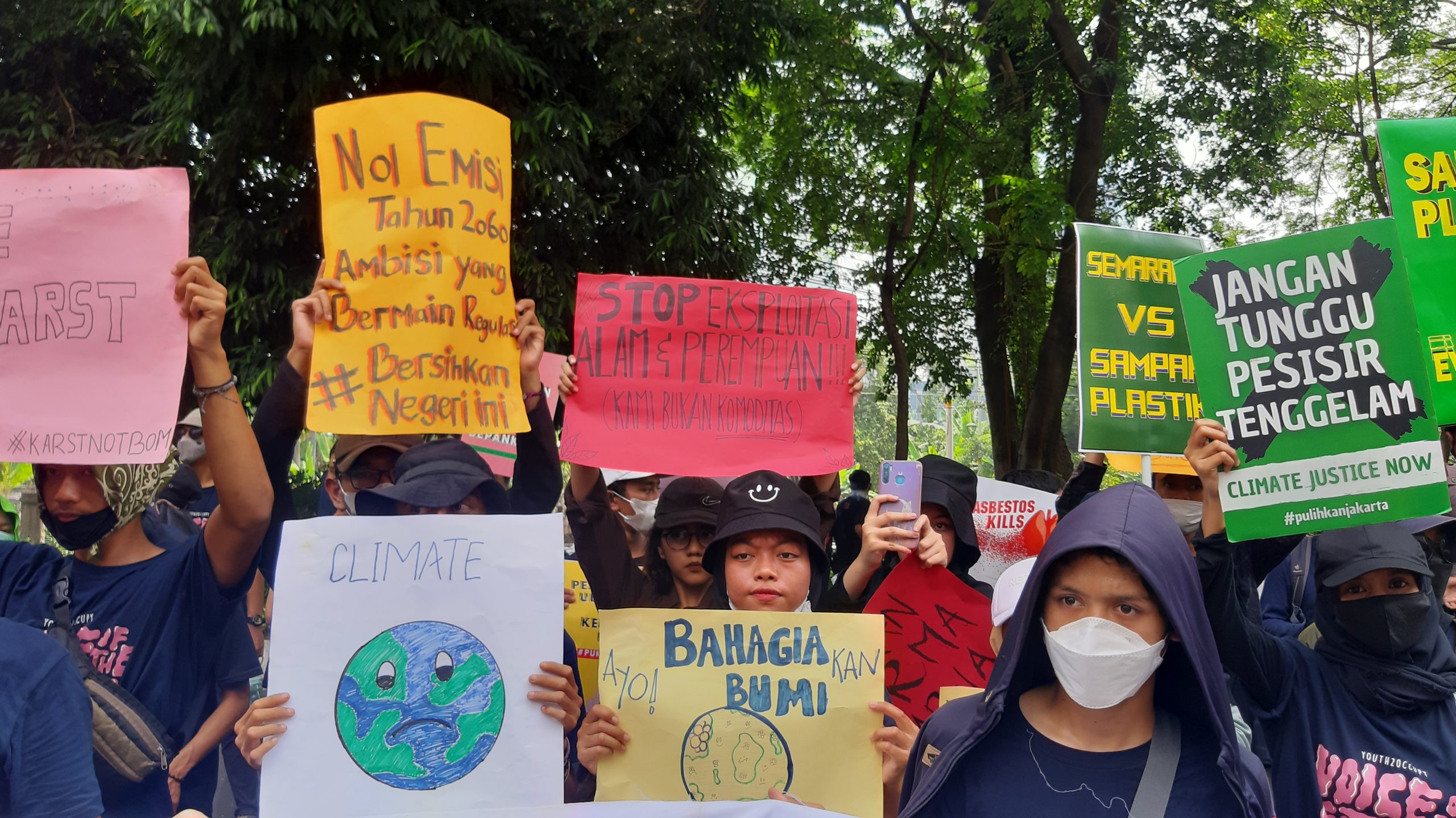 Berbagai poster suarakan kegelisahan generasi muda akan ancaman krisis iklim. Foto: Lusia Arumingtyas/ Mongabay Indonesia