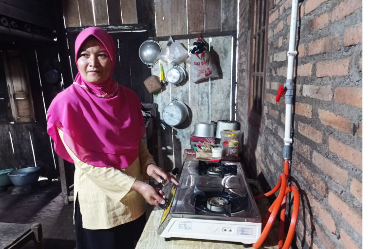 Memasak pakai bahan bakar biogas, dari memanfaatkan kotoran sapi. Foto: Della Syahni/ Mongabay Indonesia