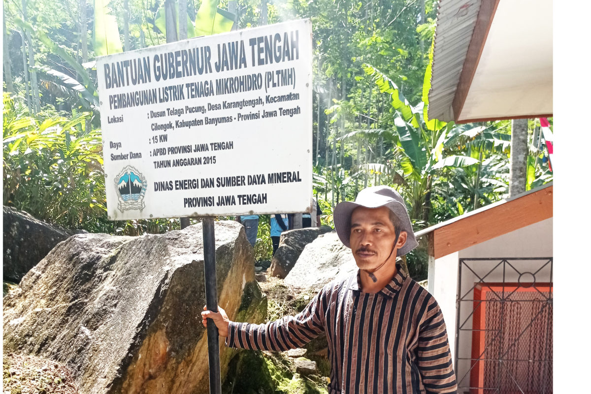 Narto, saat berada di onstalasi mikro hidro Desa Karangtengah.Foto: Della Syahni/ Mongabay Indonesia