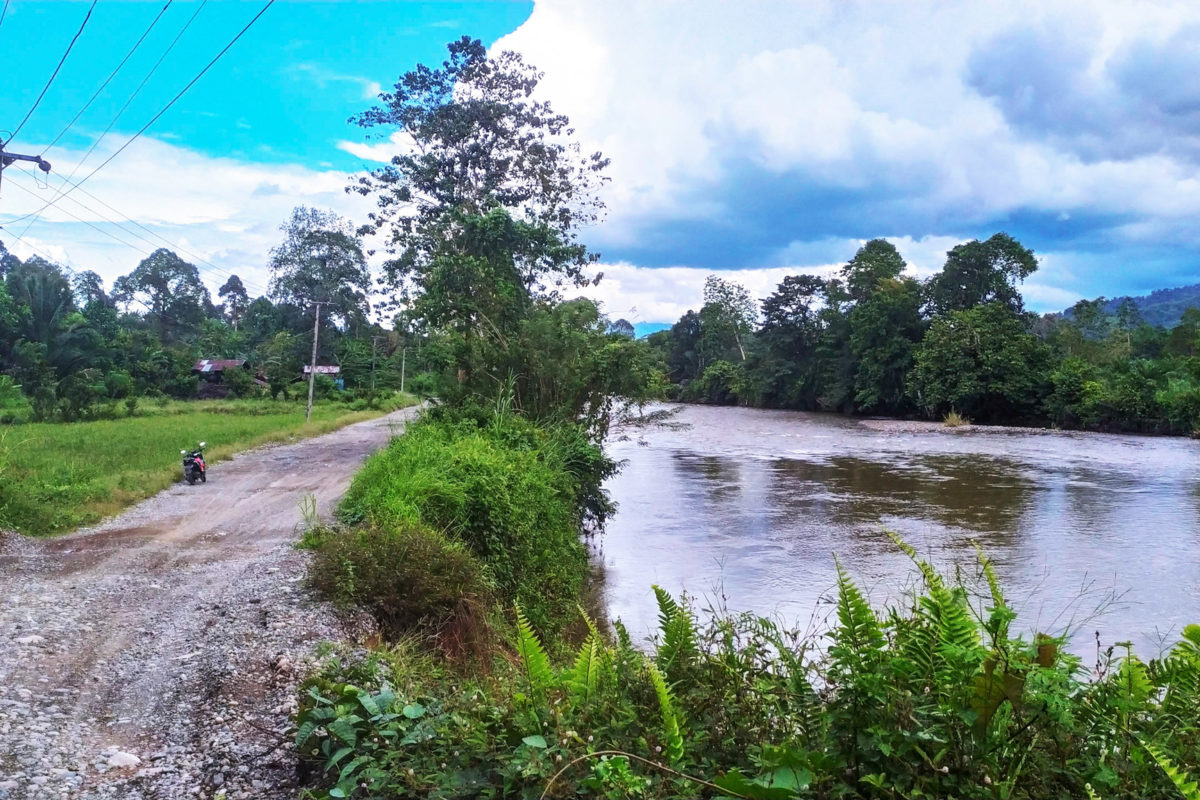 Sungai Karama, aliran sungai yang menjadi tumpuan warga untuk berbagai keperluan. DI sekitar sungai ini juga banyak peninggalan prasejarah. Foto: Agus Mawan/ Mongabay Indonesia