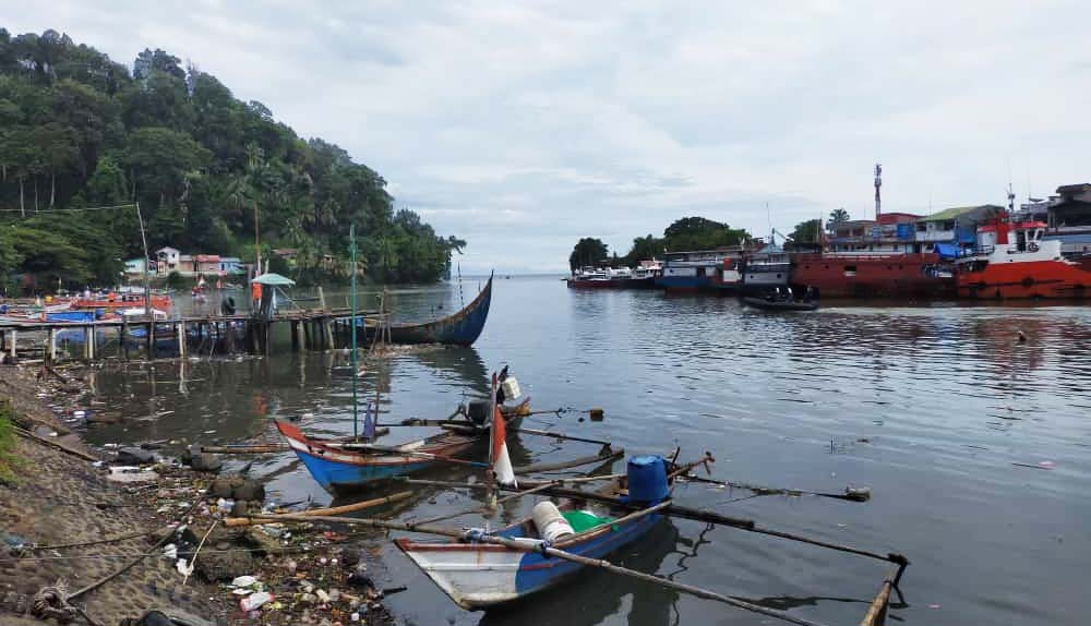 Kondisi Sungai Batang Arau yang masih dipenuhi sampah plastik, hal ini diperparah setelah hujan turun. Foto: Vinolia/Mongabay Indonesia