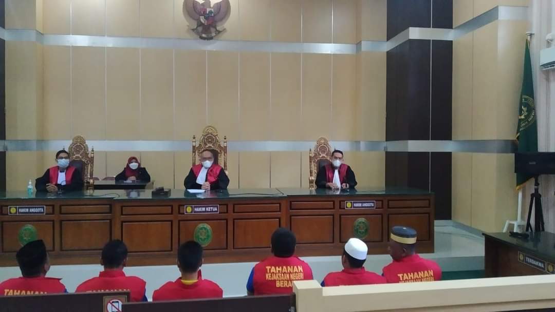 Sidang putusan di Pengadilan Negeri Tanjung Redep Berau, Kalimantan Timur, memvonis enam warga adat Dayak Marjun pada 8 September lalu. Foto: KPA