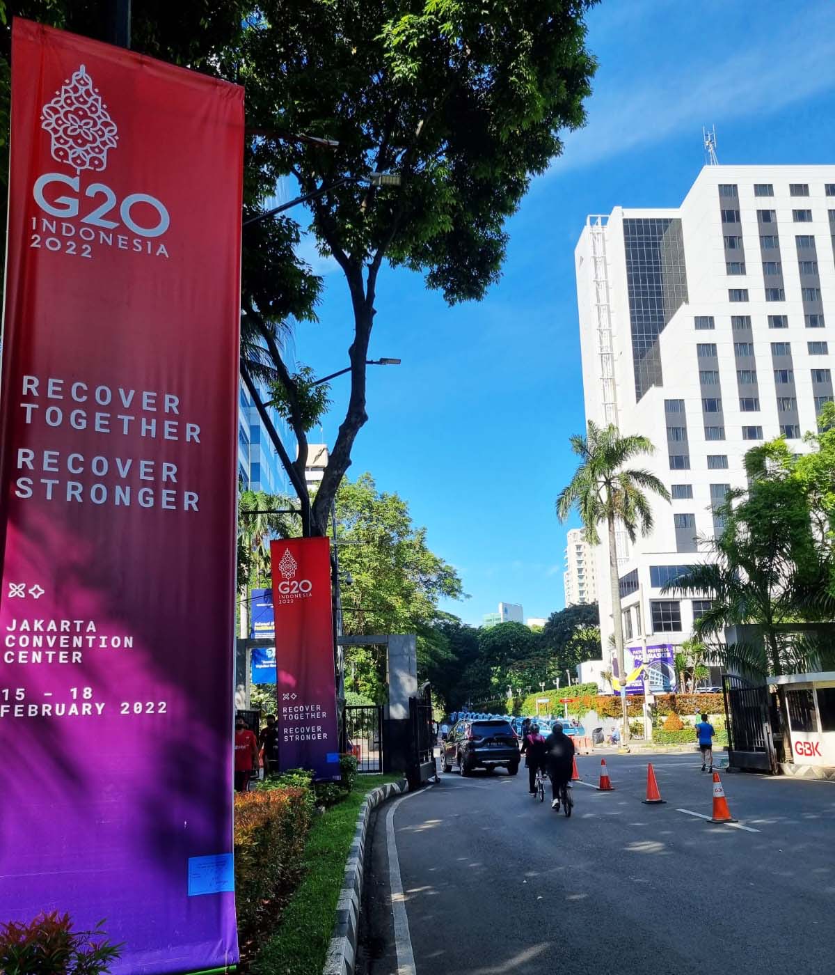 Spanduk G20 ada di berbagai penjuru kotakota besar. Apakah pertemuan ini bisa diharapkan membahas aksi-aksi demi kebaikan iklim? Foto: Sapariah Saturi/ Mongabay Indonesia