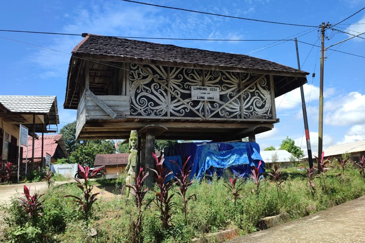 Balai Adat di Desa Lung Anai. Foto: Abdullah Anem/ Mongabay Indonesia