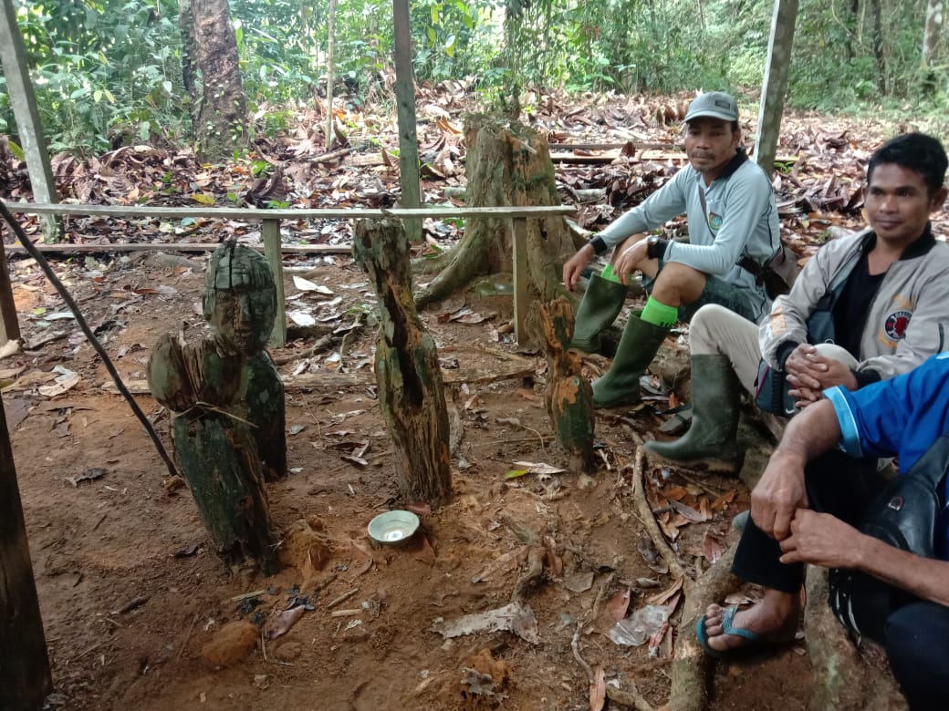 Patung kayu di Roga Babi, sebagai penanda tempat ritual adat biasa dilakukan. Foto: Siti Salbiyah/ Mongabay Indonesia