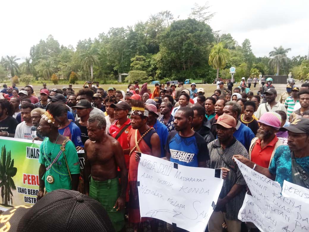 Masyarakat adat di Sorong Selatan, Papua, aksi mendukung Pemerintah Sorong Selatan, yang sudah mencabut izin dua perusahaan sawit di wilayah adat mereka. Foto: dokumen warga