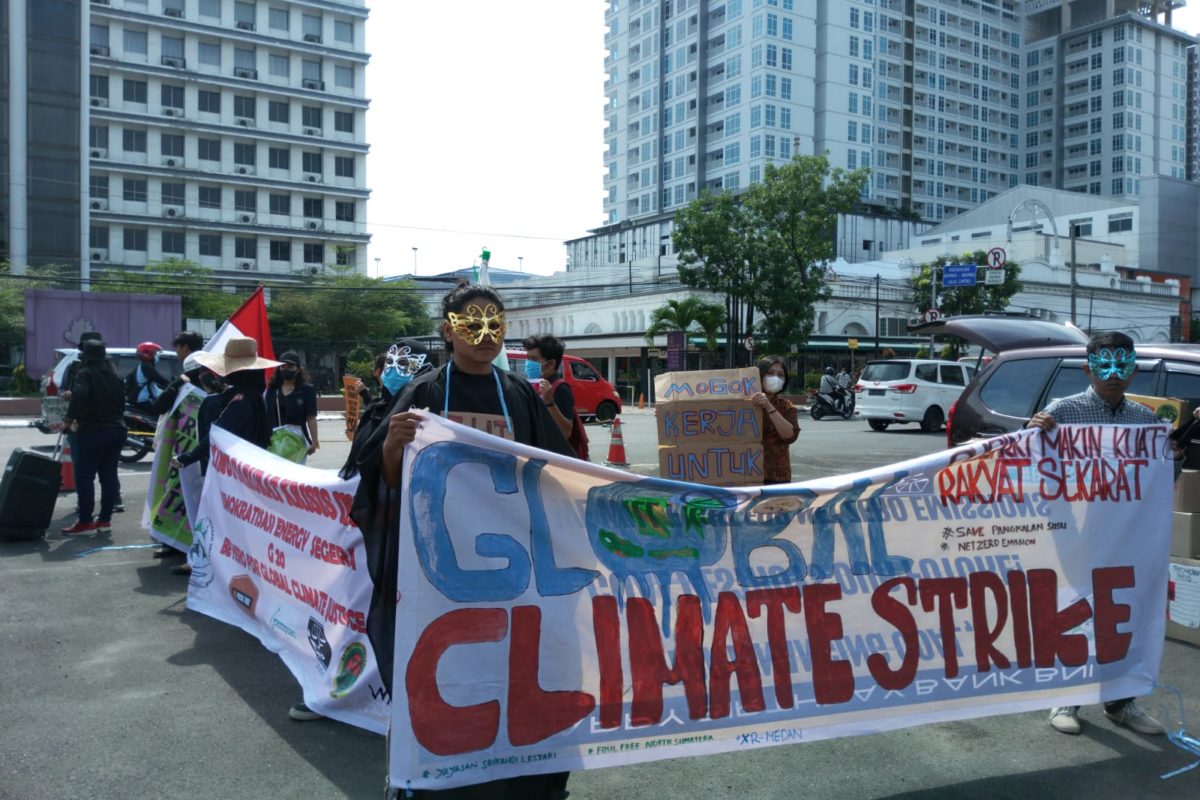 Aksi iklim di Sumatera Utara meminta pemerintah serius hadapi perubahan iklim. Foto: Ayat S Karokaro/ Mongabay Indonesia