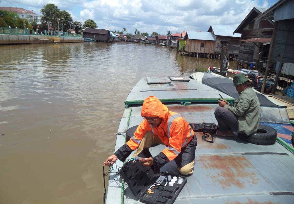 Ecoton sedang melakukan penelitian di dua sungai di Banjarmasin. Foto: Rahim A/ Mongabay Indonesia