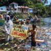 Sungai Batang Arau yang tercemar sampah plastik khususnya sampah rumah tangga. Foto: Vinolia/Mongabay Indonesia