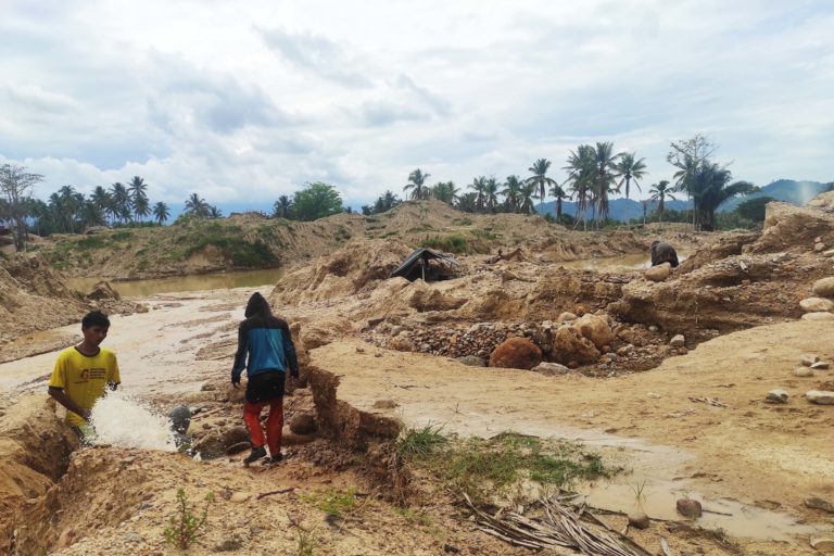 Tambang emas ilegal di Pahuwato, yang sudah masuk ke Cagar Alam Panua. Foto: Sarjan Lahay/ Mongabay Indonesia