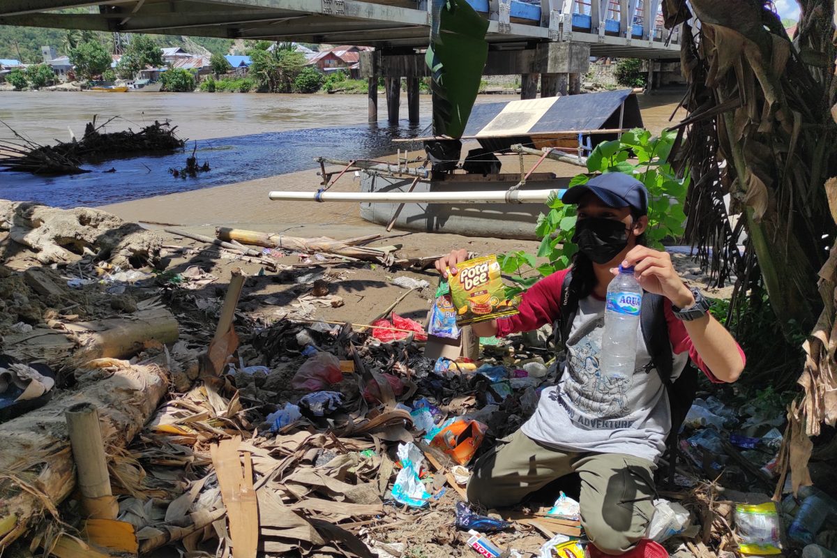 Sampah banyak berserakan di tepian sungai di Gorontalo. Foto: Sarjan Lahay/ Mongabay Indonesia