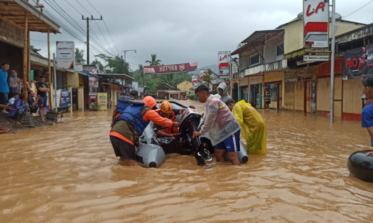 Petugas mengevakuasi warga di Malang, yang terkena banjir bandang. Foto: BPBD