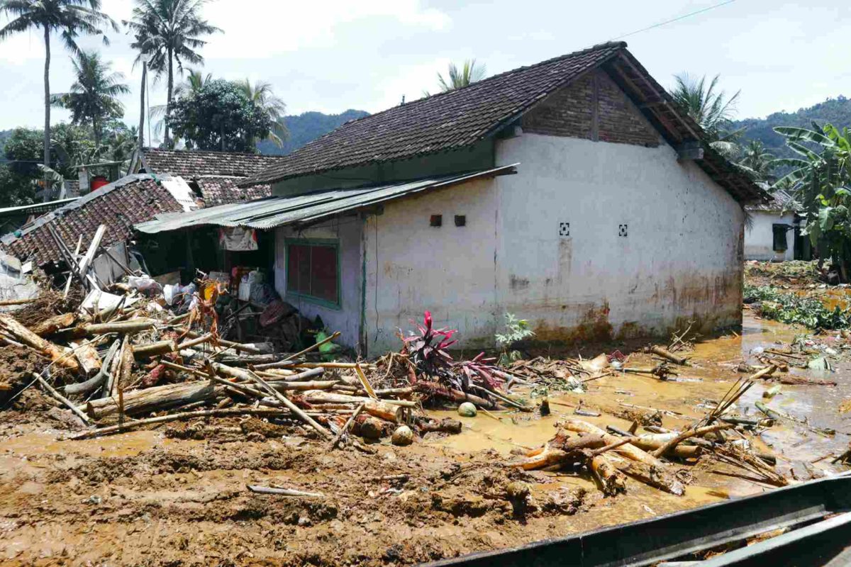 Permukiman pesisir di Desa Tasikmadu, Kecamatan Watulimo, Kabupaten Trenggalek yang rusak diterjang banjir bandang, Minggu (9/10/2022). Foto: A. Asnawi/ Mongabay Indonesia