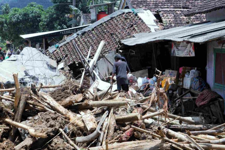 Beberapa rumah warga di Desa Tasikmadu, Kabupaten Trenggalek porak poranda usai diterjang banjir bandang, Minggu (9/10/2022). . Foto: A. Asnawi/ Mongabay Indonesia