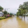 Jalur protokol di tengah kota Kabupaten Trenggalek yang terendam banjir, Selasa (18/10/2022). Foto: A. Asnawi/ Mongabay Indonesia