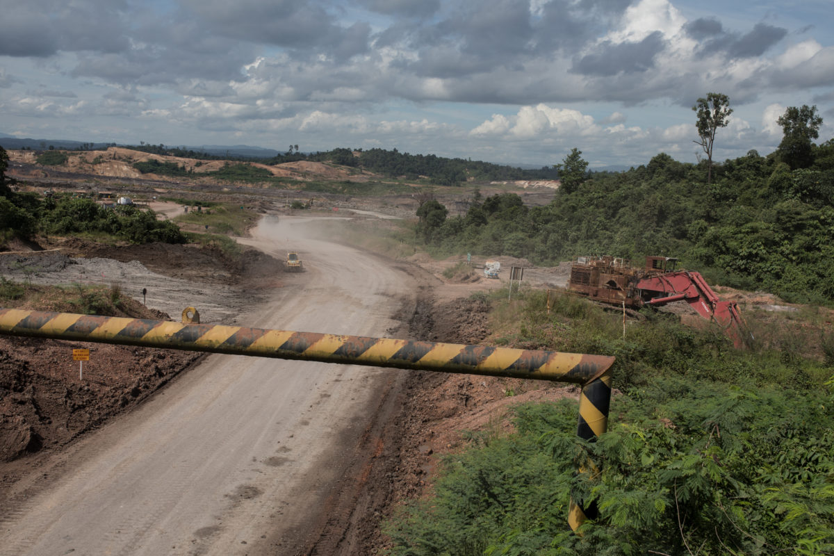 Tambang batubara, antara lain yang menggerus hutan Orang Dayak Badap. Foto: Edu Ponces / RUIDO Photo