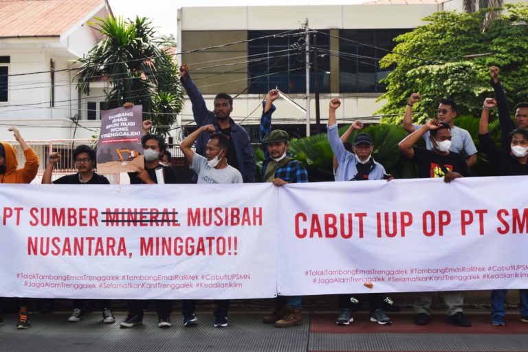 Warga trenggalek datang ke berbagai kementerian di jakarta, untuk desak tolak tambang emas PT SMN. Foto: Rabul Sawal/ Mongabay Indonesia