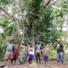 Patroli hutan oleh masyarakat Kampung Wasur. Foto: dokumen Agustinus Mbesway Mahuze