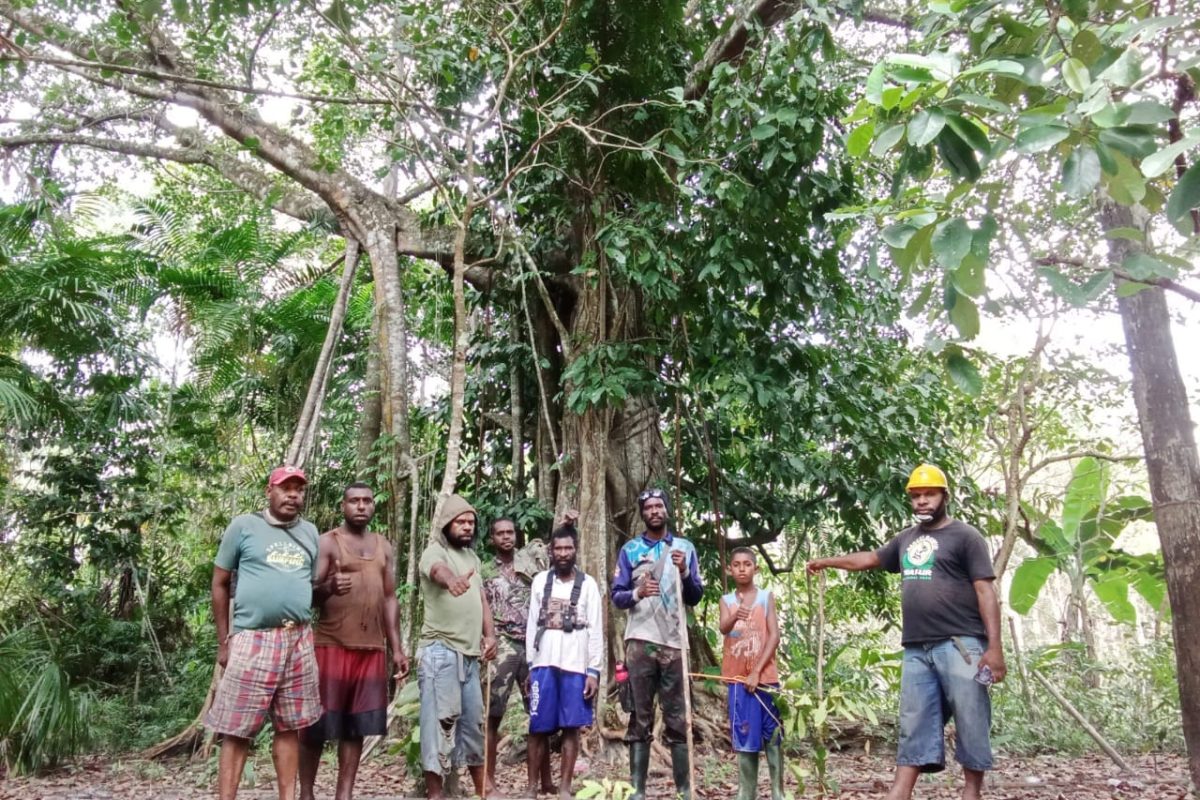Patroli hutan oleh masyarakat Kampung Wasur. Foto: dokumen Agustinus Mbesway Mahuze