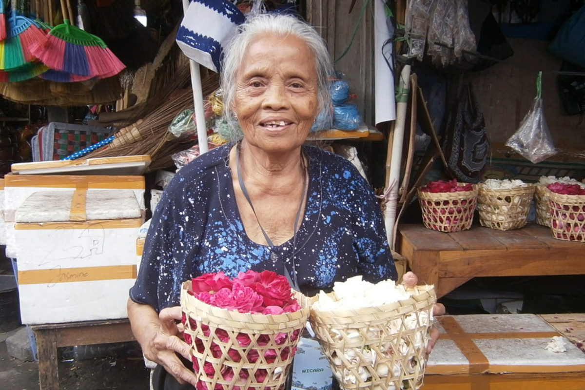 Mardi, penjual bunga di Pasar Bronghardjo. Foto: Nuswantoro/ Mongabay Indonesia
