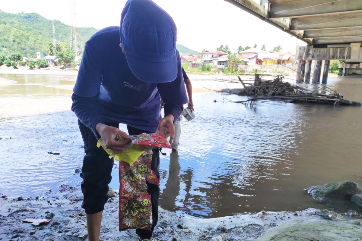 Sampah plastik seperti sachet ini salah satu yang bisa jadi mikroplastik. Foto: Sarjan Lahay/ Mongabay Indonesia