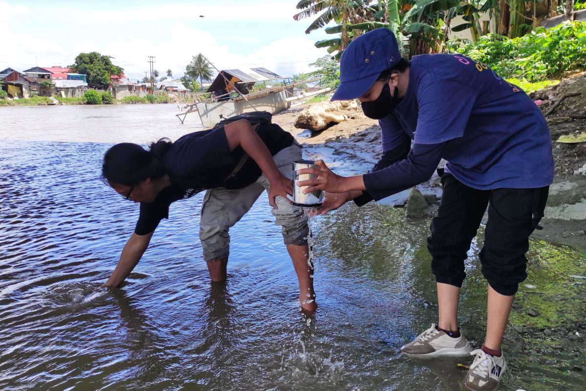 Uji air di perairan Gorontalo dan hasilnya tercemar mikroplastik. Foto: Sarjan Lahay/ Mongabay Indonesia