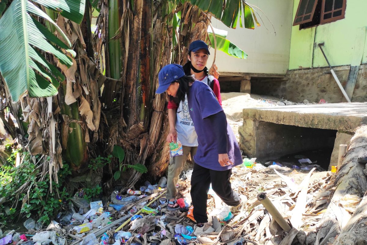 Sampah berserakan di tepian sungai, masuk ke sungai dan jadi mikroplastik. Foto: Sarjan Lahay/ Mongabay Indonesia