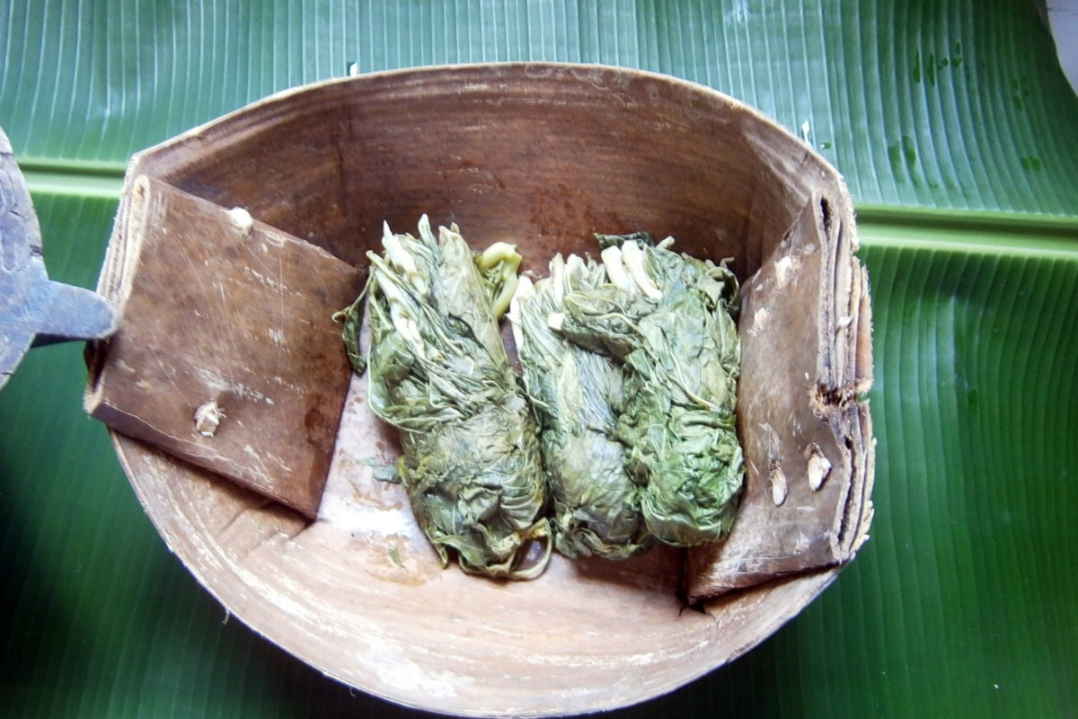 Rebusan daun singkong dalam wadah dari pelepah pinang. Foto: Nuswantoro/ Mongabay Indonesia