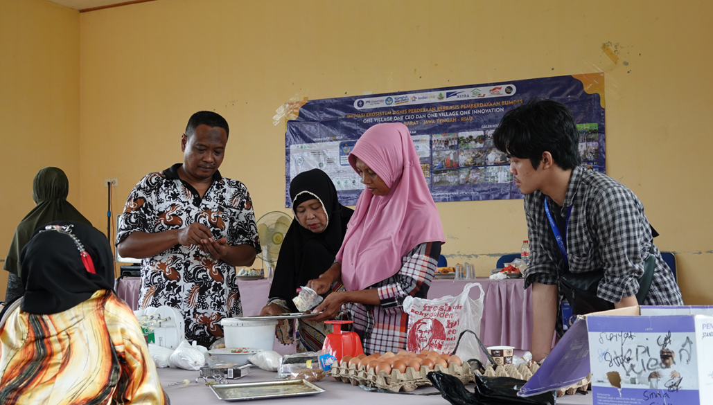 Pelatihan bikin produk olahan singkong. Foto: Suryadi/ Mongabay Indonesia