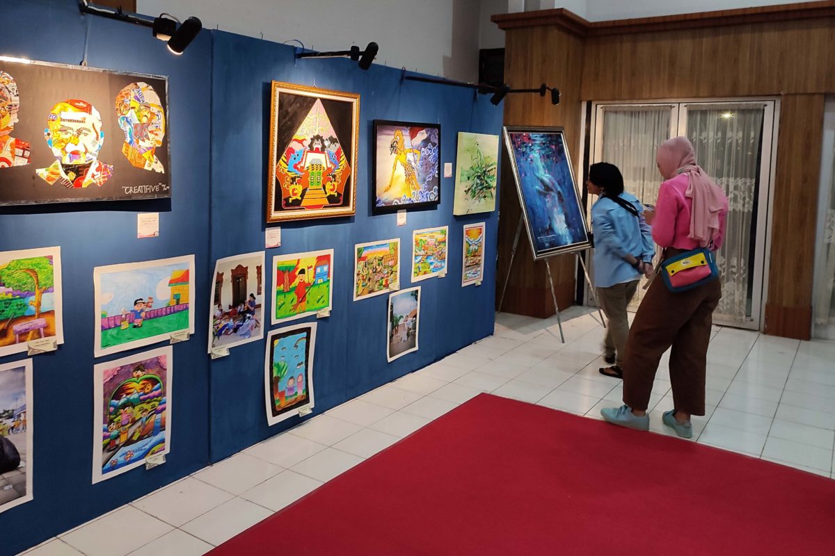 Pengunjung melihat karya seni rupa yang dipamerkan di Museum Negeri NTB. Pameran ini mengambil tema sampah plastik. Foto: Fathul Rakhman/Mongabay Indonesia