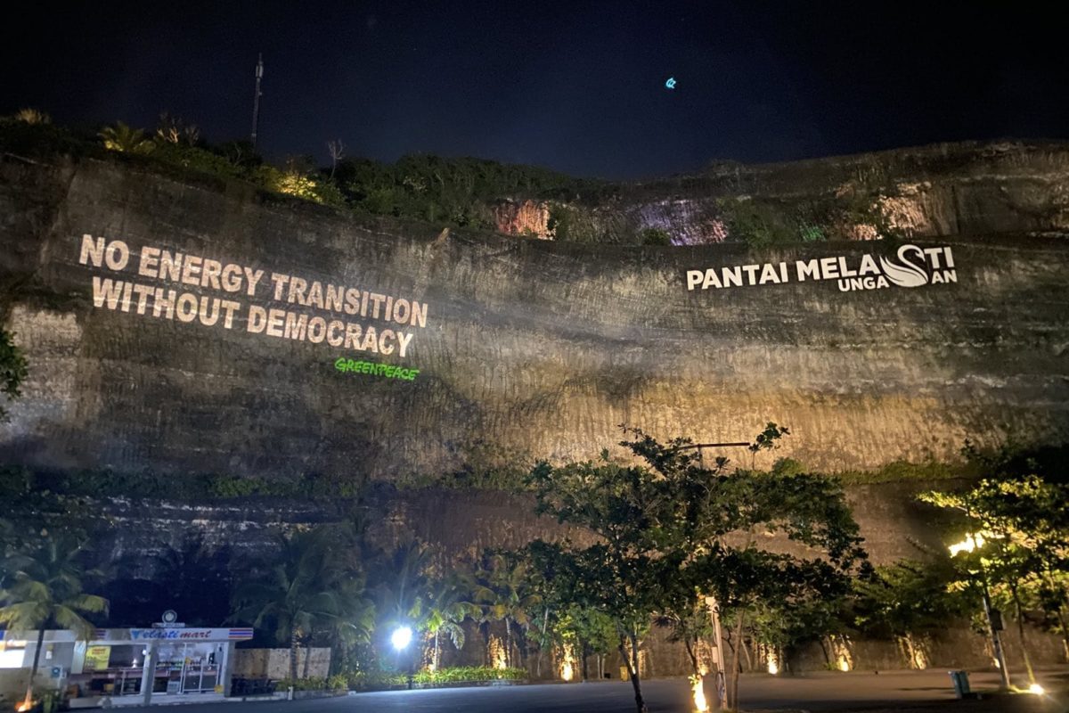 Greenpeace menyuarakan "tak ada transisi energi tanpa demokrasi." Foto: Greenpeace Indonesia