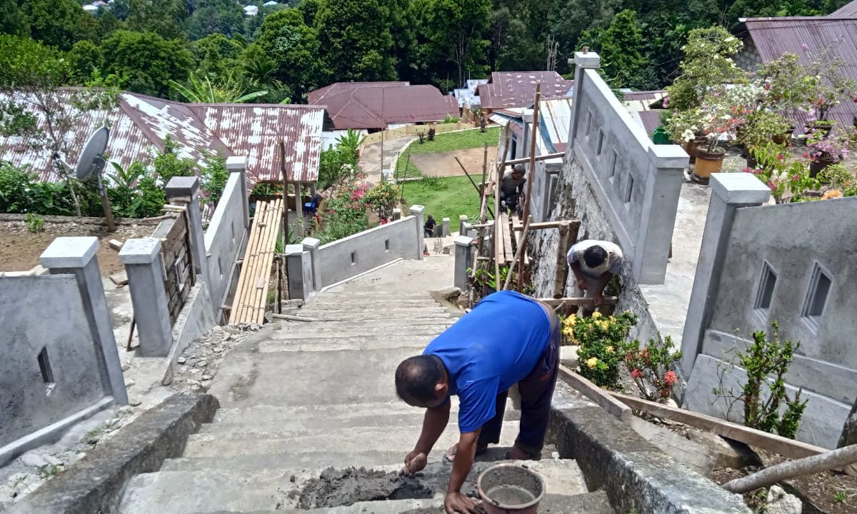 Pagar dan tangga yang sedang dikerjakan warga. Anggaran bangun ini dari uang panen cengkih pada 2019. Foto: Mahmud Ichi/ Mongabay Indonesia 