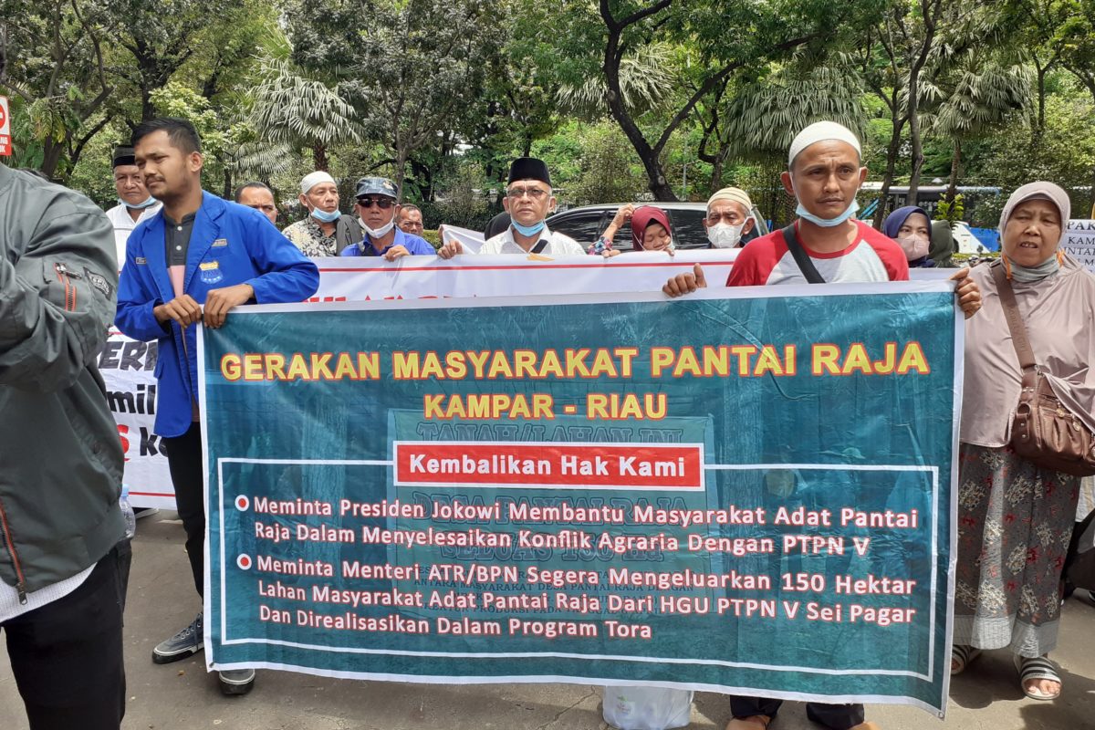 Tuntutan Masyarakat Adat Pantai Raja dari Riau saat aksi di Jakarta, akhir Oktober lalu. Mereka berkonflik lahan dengan PTPN di Riau. Foto: Suryadi/ Mongabay Indonesia