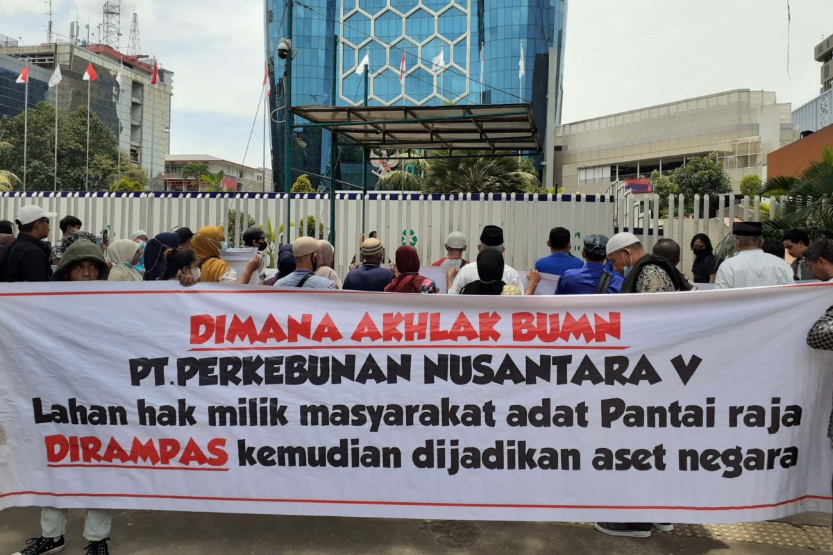 Puluhan warga adat pantai Raja mendatangi kementerian di Jakarta, menuntut pengembalian lahan mereka yang berkonflik dengan PTPN. Konflik sudah puluhan tahun, mengapa penyelesaian begitu sulit? Foto: Suryadi/ Mongabay Indonesia