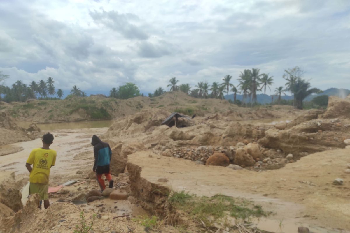 Tanah dan sungai digali untuk cari emas di Pohuwato. Foto: Sarjan Lahay/ Mongabay Indonesia