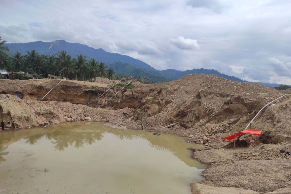 Lubang bekas tambang emas menganga begitu saja. Foto: Sarjan Lahay/ Mongabay Indonesia