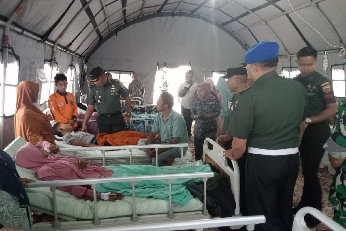 Korban keracunan di dalam posko di rumah sakit. Terpaksa dibangun tenda karena korban lebih 80 orang. Foto: Ayat S Karokaro/ Mongabay Indonesia