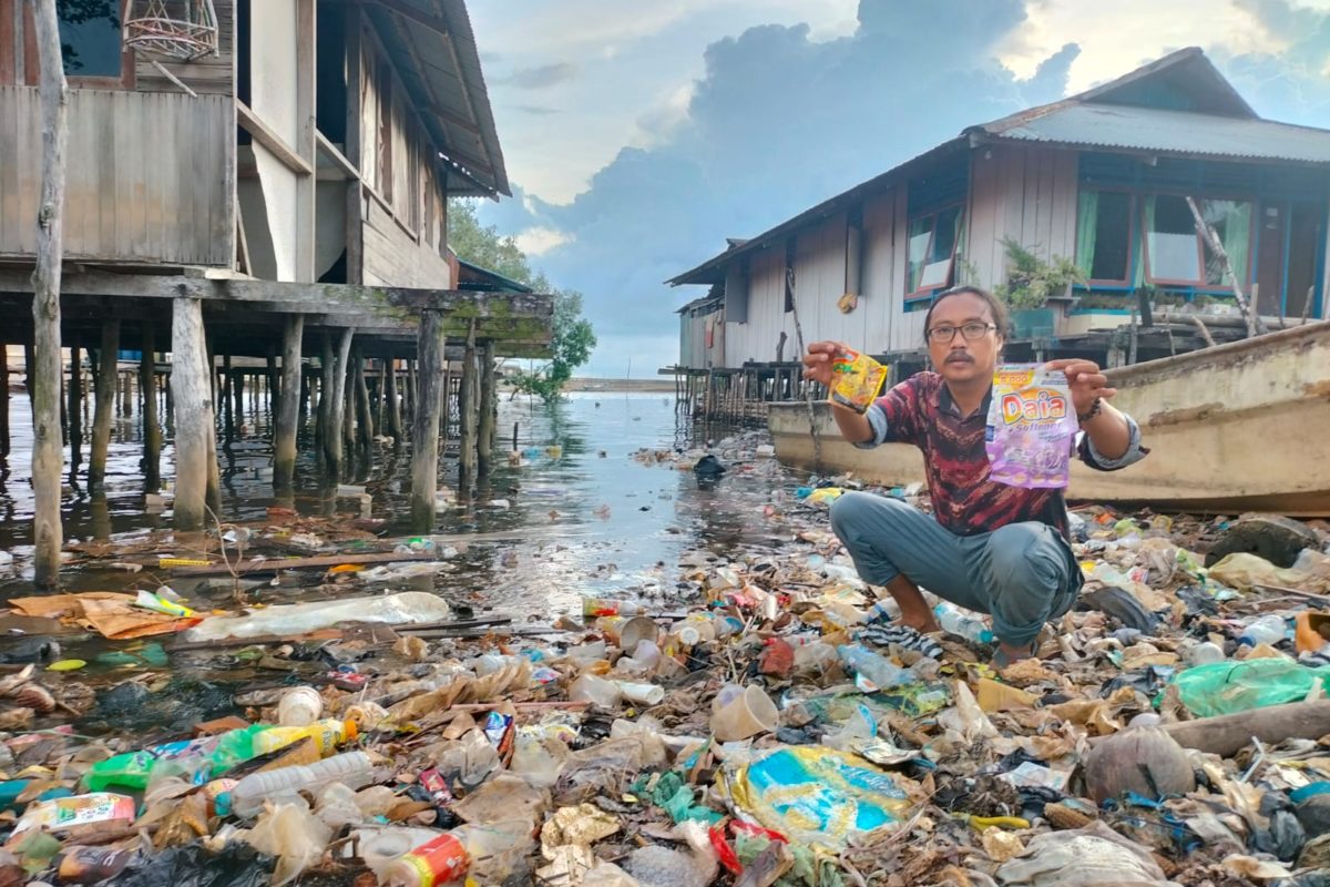 Sampah di perairan Kota Sorong. Foto: Tim ESN