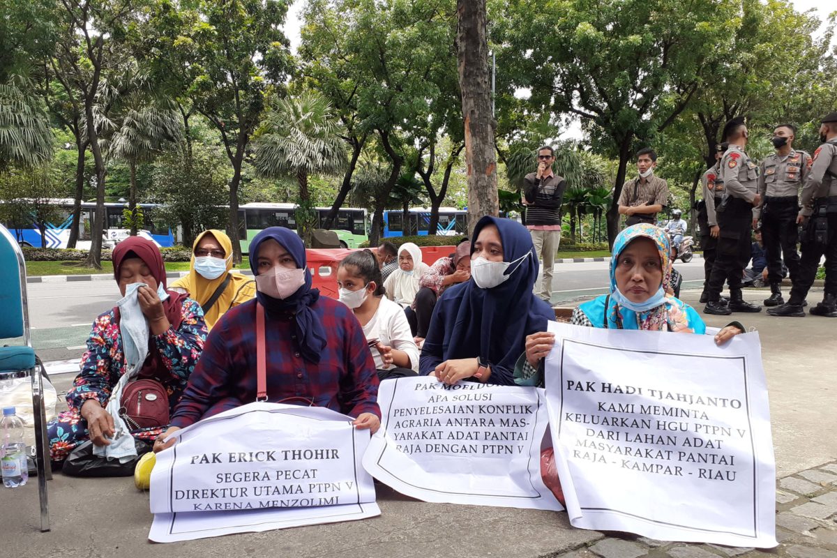 Para perempuan adat Pantai raja, kala aksi menuntut pengembalian lahan mereka di Jakarta. Foto: Suryadi/ Mongabay Indonesia