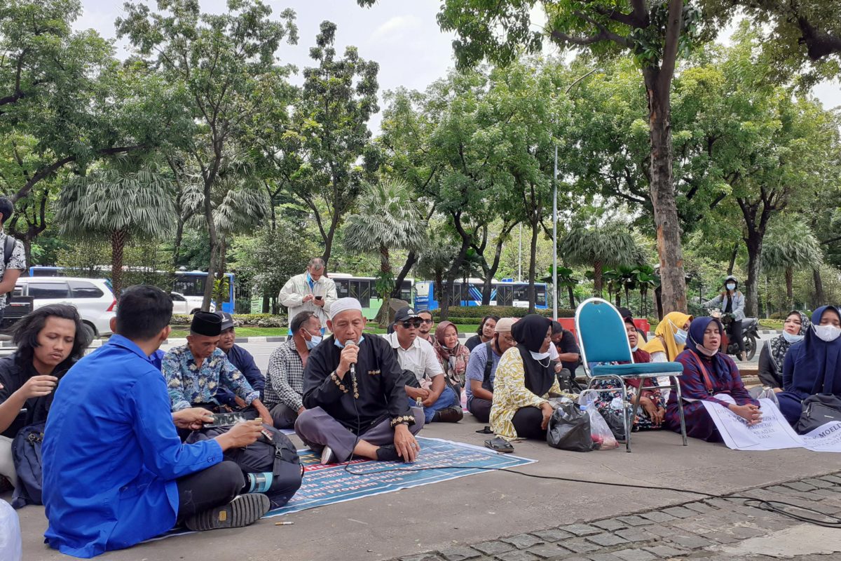 Masyarakat Adat Pantai Raja, menuntut pengembalian lahan mereka di kementerian di Jakarta, akhir Oktober lalu. Foto: Suryadi/ Mongabay Indonesia 