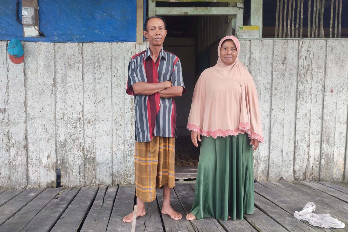 Nasrudin bersama Istri Sri Wahyuni . Selain Menggarap lahan sawah mereka juga menanam lombok. Foto: Abdallah Naem/Mongabay Indonesia. 
