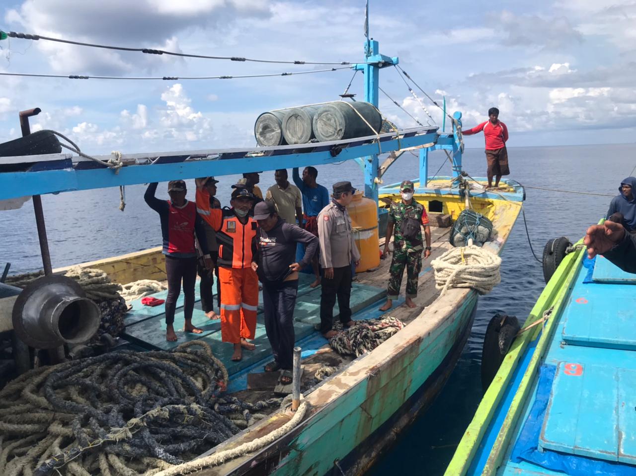 Nelayan, Aparat, dan Syahbandar Masalembu, Sumenep, Madura, Jatim, menaiki kapal KM Paku Samudera 3 yang diduga menggunakan alat tangkap cantrang dan tanpa dokumen SIPI. Foto: Kelompok Nelayan Rawatan Samudera Masalembu